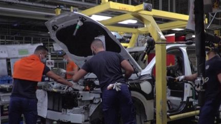 Les constructeurs automobiles se portent bien malgré des ventes en baisse pour l'année 2021. (FRANCEINFO)