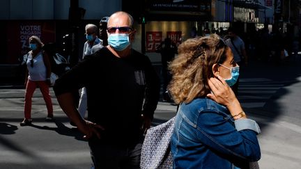 Des personnes masquées dans une rue de Paris, vendredi 28 août 2020.&nbsp; (JULIEN MATTIA / ANADOLU AGENCY / AFP)