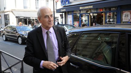 Le journaliste Jean-Pierre Elkabbach dans le centre de Paris, le 2 juillet 2014. (STEPHANE DE SAKUTIN / AFP)