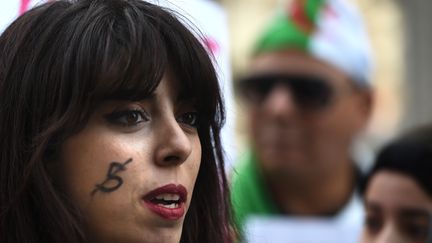 Une femme participe à une manifestation pour protester contre un cinquième mandat d'Abdelaziz Bouteflika, le 10 mars à Marseille. (BORIS HORVAT / AFP)