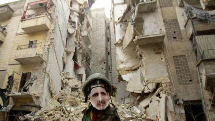 Un mannequin portant un masque &agrave; l'effigie du pr&eacute;sident syrien Bachar Al-Assad est install&eacute; dans une rue d'Alep (Syrie), le 5 janvier 2012. (AFP)