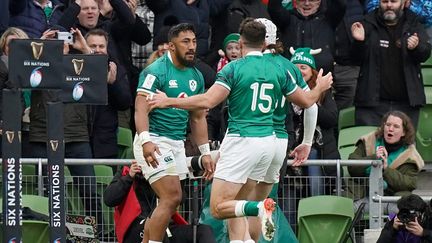 Quel début de match ! L'Irlandais Bundee Aki marque le tout premier essai du Tournoi sur un beau service de l'ailier Hansen. Johnny Sexton transforme, ça fait 7-0 pour le XV du Trèfle.