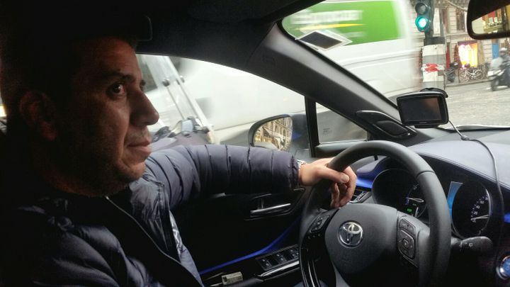 Karim, chauffeur de taxi parisien. (BENJAMIN ILLY / FRANCEINFO)