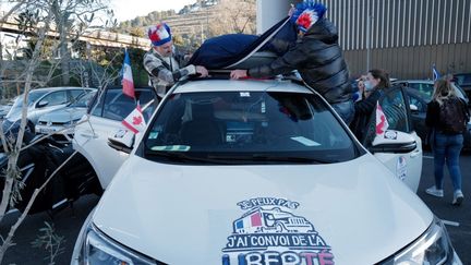 Le "convoi de la liberté" se prépare au départ à Nice (Alpes-Mariitimes), dans la matinée du 9 février 2022. (VALERY HACHE / AFP)