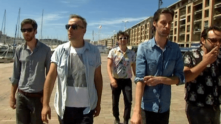 Les cinq membres du groupe Aline sur le port de Marseille
 (France 3 / Culturebox)