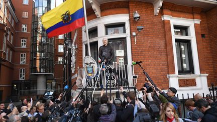 Julian Assange au balcon de l'ambassade d'Equateur à Londres, le 19 mai 2017. (JUSTIN TALLIS / AFP)