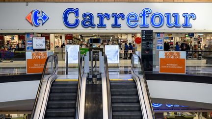 Une enseigne du groupe Carrefour à&nbsp;Rosny-sous-Bois (Seine-Saint-Denis), le 3 novembre 2020. (BERTRAND GUAY / AFP)