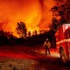 Un pompier du comté de Butte regarde les flammes, à Oroville (Californie), le 9 septembre 2020. (JOSH EDELSON / AFP)