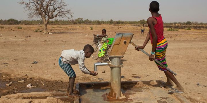 Des enfants près d'un puits dans un village au Burkina Faso (Antoine BOUREAU / AFP)