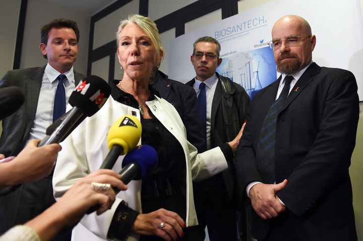 La président de la start-up Corinne Treger (à gauche) et le chercheur Erwann Loret (à droite), le 16 mars 2016 à Marseille (Bouches-du-Rhône). (ANNE-CHRISTINE POUJOULAT / AFP)