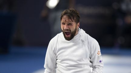 Romain Cannone savoure la victoire des épéistes Français lors de la demi-finale des Mondiaux du Caire, le 22 juillet 2022. (MOHAMED HOSSAM / EPA)