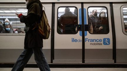 Dans les transports parisiens, début décembre 2021. (MARTIN BERTRAND / HANS LUCAS)