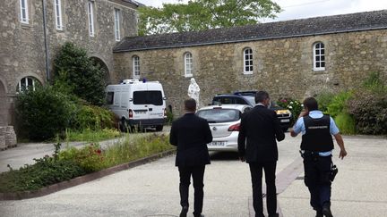 Des gendarmes à Saint-Laurent-sur-Sèvre (Vendée), où un prêtre a été retrouvé mort, le 9 août 2021. (SEBASTIEN SALOM-GOMIS / AFP)