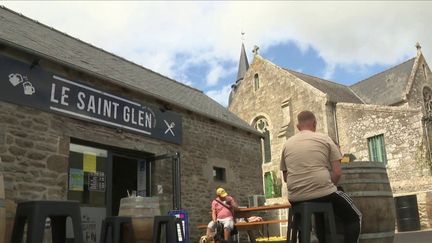 Un jeune couple âgé d'une vingtaine d'années vient d'ouvrir un bistrot à Saint-Glen (Côtes-d'Armor), un petit village de 700 âmes. Cela faisait quinze ans qu'il n'y avait plus aucun commerce dans cette commune. (FRANCE 3)