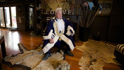 Darryn Lyons, le nouveau maire de Geelong (Australie) pose en habits institutionnels dans le salon de sa maison, le 27 f&eacute;vrier 2014. (JASON REED / REUTERS)