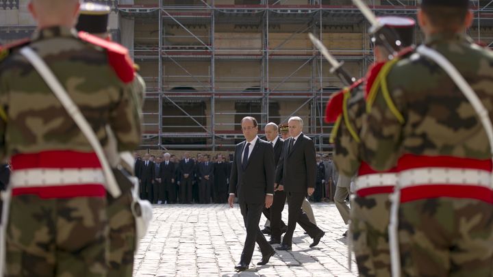 Fran&ccedil;ois Hollande, Jean-Marc Ayrault et Jean-Yves Le Drian assistent &agrave; une c&eacute;r&eacute;monie en l'honneur de quatre soldats fran&ccedil;ais tu&eacute;s en Afghanistan, aux Invalides (Paris),&nbsp;le 14 juin 2012. (FRED DUFOUR / AFP)