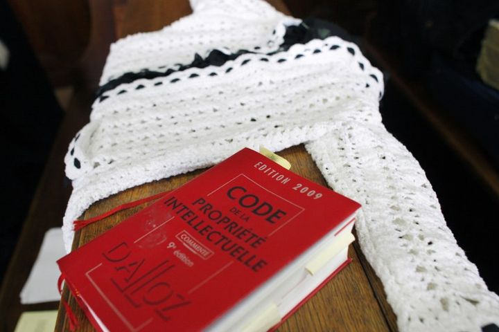 Photo prise en novembre 2009 au tribunal de Commerce de Paris, d'un modèle de maille réalisé par la société World Tricot qui accuse la marque Chanel de "contrefaçon" et d'un exemplaire du Code de la propriété intellectuelle.
 (PATRICK KOVARIK)