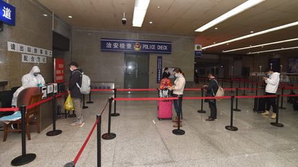 Dans la gare de Wuhan, le 18 mars 2020 (SHEPHERD ZHOU / MAXPPP)