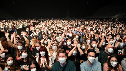 Un concert debout et avec masque avait été organisé à Barcelone en Espagne en mars 2021.&nbsp; (LLUIS GENE / AFP)