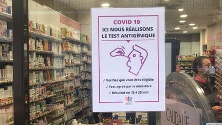 Une pharmacie proposant des tests antigéniques de dépistage contre le Covid-19 (illustration). (MARIE-AUDREY LAVAUD / RADIOFRANCE)