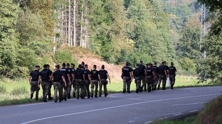 Des gendarmes participent aux recherches pour retrouver Lina, une jeune fille de 15 ans disparue le 23 septembre 2023 près du village de Saint-Blaise-la-Roche (Bas-Rhin). (FREDERICK FLORIN / AFP)