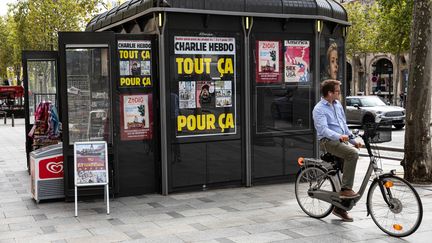 Le numéro de Charlie Hebdo avec les carricatures du prophète Mahomet, publié le mercredi 2 septembre, jour de l'ouverture du procès des attentats de janvier 2015. (CHRISTOPHE MORIN / MAXPPP)