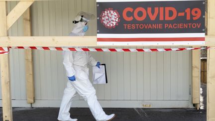 Un centre de dépistage dans un hôpital de Bratislava, en Slovaquie, le 8 avril 2020. (JOE KLAMAR / AFP)