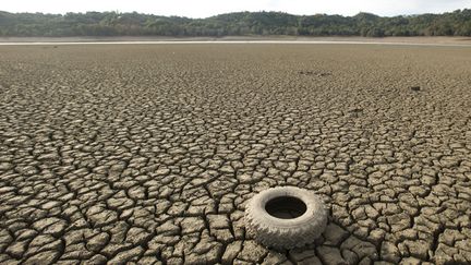 &nbsp; (En Californie, le lac Mendocino est à sec © REUTERS | Noah Berger)