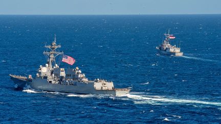 Un destroyer américain et une frégate égyptienne lors d'un exercice commun en mer Rouge, le 7 février 2022. (THEOPLIS STEWART II / UNITED STATES NAVAL FORCES CENTRAL COMMAND / U.S 5TH FLEET / AFP)