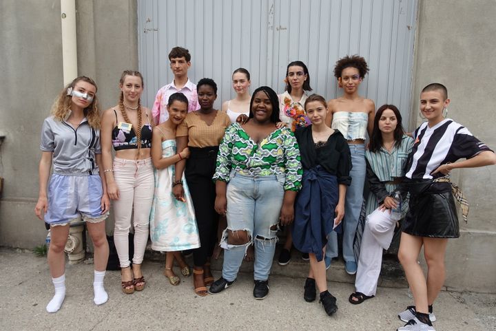 Mogany Pichancourt (en pantalon rose et brassière noire) au milieu d'élèves et de mannequins d'un jour le 9 juillet après le 1er défilé de CASA93 à Paris
 (Corinne Jeammet)