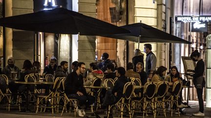 Les bars et les rassemblements devront se terminer avant 23h.&nbsp; (OLIVIER LANRIVAIN / MAXPPP)