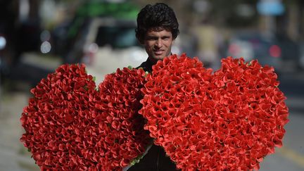 Un vendeur de fleurs dans une rue d'Islamabad au Pakistan, le 13 février 2017. (AAMIR QURESHI / AFP)