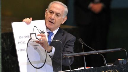 Benjamin Netanyahu évoquant le risque d'une bomba atomique à la tribune de l'ONU, le 27 septembre 2012. (STAN HONDA / AFP)