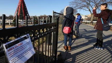 L'arbre de Noël national fermé au public, à Washington (Etats-Unis), le 23 décembre 2018, en raison du "shutdown". (MARK WILSON / GETTY IMAGES NORTH AMERICA / AFP)