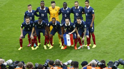 L'&eacute;quipe de France pose au d&eacute;but du match France-Honduras, &agrave; Porto Alegre (Br&eacute;sil), le 15 juin 2014. (MARKO DJURICA / REUTERS)