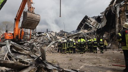 Des secours ukrainiens interviennent après la destruction d'un bâtiment administratif lors d'une frappe, dans le centre d'Odessa, le 20 juillet 2023. (OLEKSANDR GIMANOV / AFP)