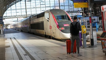 Un homme dans une gare lilloise. Photo d'illustration. (THIERRY THOREL / MAXPPP)