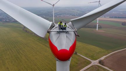 Les éoliennes de l'entreprise Enercon en Saxe, dans le district de Dresde en Allemagne, le 15 novembre 2021. Deux techniciens travaillent sur une éolienne Enercon E92. (DPA / PICTURE ALLIANCE VIA GETTY IMAGES)