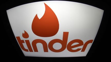 Le logo de l'application Tinder, le 15 mars 2016. (LIONEL BONAVENTURE / AFP)