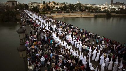 En une semaine, plus de 50.000 nazarenos ayant rev&ecirc;tu les habits de p&eacute;nitents d&eacute;filent ainsi dans les rues de la capitale andalouse. (EMILIO MORENATTI / AP / SIPA)