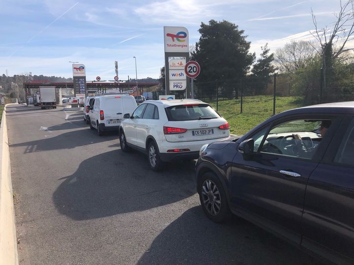 À cinq heures du matin, mardi 21 mars 2023, il fallait déjà patienter de 45 minutes à une heure pour faire le plein, dans cette station à la sortie de Marseille. (HUGO CHARPENTIER / RADIO FRANCE)