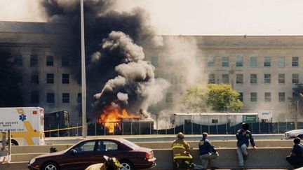 Une façade du&nbsp;Pentagone est en flammes&nbsp;après qu'un&nbsp;Boeing 757 se soit écrasé sur le siège du département de la Défense américain. (FBI)