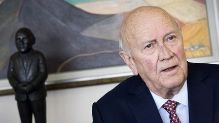 Frederik Willem de Klerk, l'ancien président sud-africain qui a partagé le prix Nobel de la paix avec Nelson Mandela en 1993,&nbsp;dans son bureau du Cap, le 11 juillet 2017. (RODGER BOSCH / AFP)