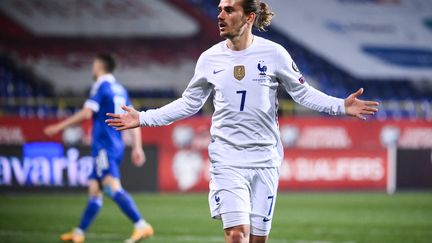 Antoine Griezmann célèbre son but face à la Bosnie-Herzégovine, mercredi 31 mars. (FRANCK FIFE / AFP)