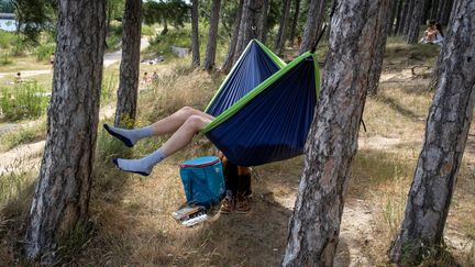 Un homme dans un hamac se repose à Revel (Haute-Garonne), le 23 juin 2019 (illustration). (ERIC CABANIS / AFP)