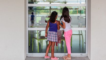 Deux &eacute;l&egrave;ves, le 4 septembre 2014, &agrave; l'&eacute;cole des Canonges, &agrave; Pamiers (Ari&egrave;ge), o&ugrave; la r&eacute;forme des rythmes scolaires est appliqu&eacute;e depuis 2013. (VIOLAINE JAUSSENT / FRANCETV INFO)