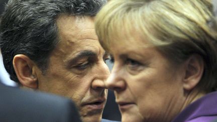 Le pr&eacute;sident de la R&eacute;publique Nicolas Sarkozy et la chanceli&egrave;re allemande Angela Merkel au sommet europ&eacute;en de Bruxelles (Belgique), le 9 d&eacute;cembre 2011. (GEERT VANDEN WIJNGAERT / AP / SIPA)