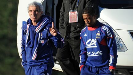 Raymond Domenech et Patrice Evra &agrave; Knysna (Afrique du Sud), le 20 juin 2010. (FRANCK FIFE / AFP)