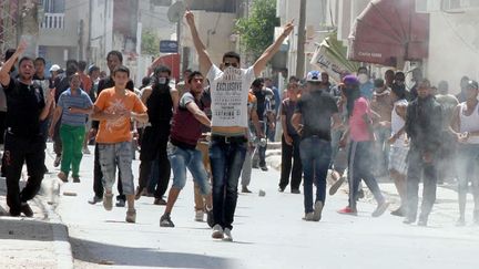 Affrontements entre militants salafistes et forces de l'ordre dans la banlieue de Tunis, le 19 mai 2013. (KHALIL / AFP)