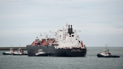 Un méthanier arrive au terminal de gaz naturel liquéfié de Dunkerque (Nord), le 8 juillet 2016. (MAXPPP)